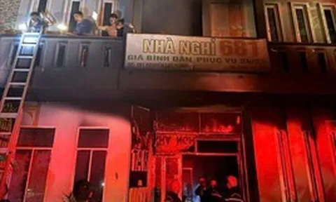 Giải cứu 28 người mắc kẹt trong nhà nghỉ bốc cháy ở Đà Nẵng