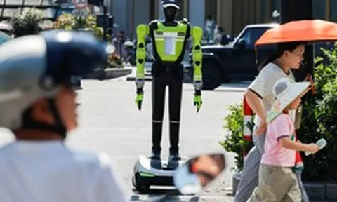 Trung Quốc đưa robot cảnh sát xuống đường: không trang bị súng, không có quyền bắt giữ, chỉ điều tiết giao thông