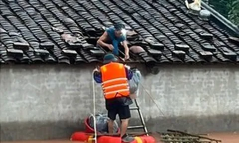 Nước lũ lên cuồn cuộn, người dân Lạng Sơn leo mái nhà nhận đồ tiếp tế