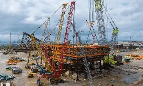 Trung Quốc gây chấn động ngành xây dựng: Cẩu ‘ngon ơ’ 2.175 tấn sắt thép lắp thành khối cao ngang tòa 30 tầng, mệnh danh lớn nhất châu Á