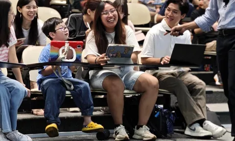 Cậu bé 7 tuổi học đại học tốp đầu ở Singapore