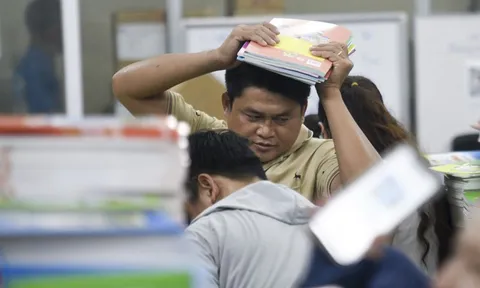 Sát năm học mới, phụ huynh TP.HCM vẫn phải xếp hàng chờ mua SGK
