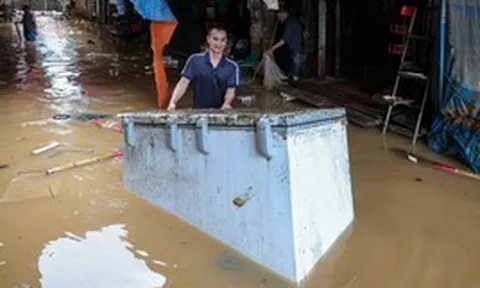 Lội nước ngang người, tiểu thương ở Lạng Sơn xót xa vớt vát tài sản