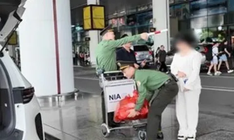 Cô gái Việt trở về sau 15 năm lưu lạc ở nước ngoài, Công an cửa khẩu cảng HKQT Nội Bài có hành động bất ngờ