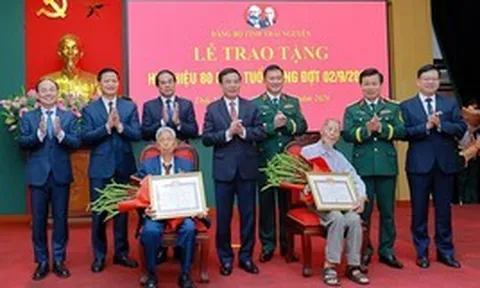 Đại tướng Phan Văn Giang trao Huy hiệu 80 năm tuổi Đảng tại Thái Nguyên