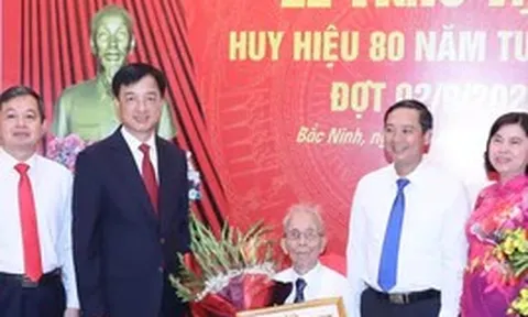 Trưởng Ban Tổ chức Trung ương Nguyễn Duy Ngọc trao Huy hiệu 80 năm tuổi Đảng ở Bắc Ninh