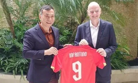 VFF tặng Chủ tịch FIFA áo đấu tuyển Việt Nam in số Đình Bắc