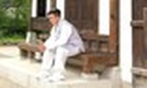 Ông hoàng nhạc Việt nhận bằng khen: "Bữa giờ nhận mấy cái rồi nhưng toàn giấu thôi!"