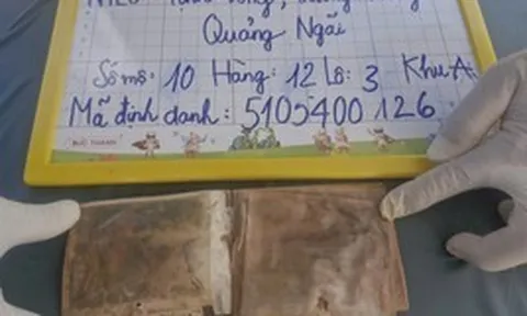 Tìm thấy chiếc ví da in dòng chữ 'Trần Văn Thanh' trong mộ liệt sĩ ở Quảng Ngãi