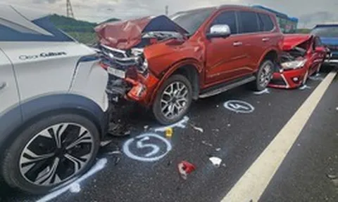 2 vụ tai nạn liên hoàn, 11 ô tô hư hỏng do lỗi duy trì khoảng cách trên cao tốc