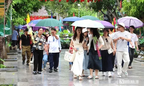 Xúc động dòng người đội mưa về thăm quê Bác dịp Quốc khánh 2/9