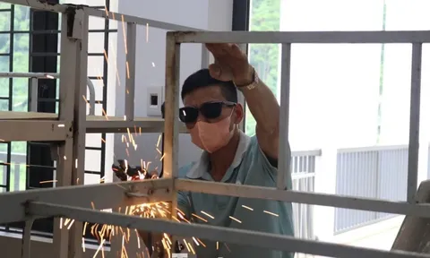 Thầy cô giáo vùng cao hoá thợ điện, thợ hàn trước năm học mới