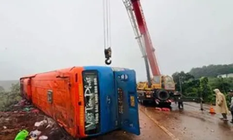 Người nhà tới nhận dạng 4 nạn nhân vụ lật xe khách ở Gia Lai