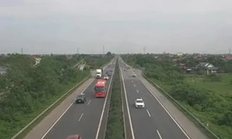 Cho xe đi vào làn đường ngược chiều cao tốc Cao Bồ - Pháp Vân về Hà Nội