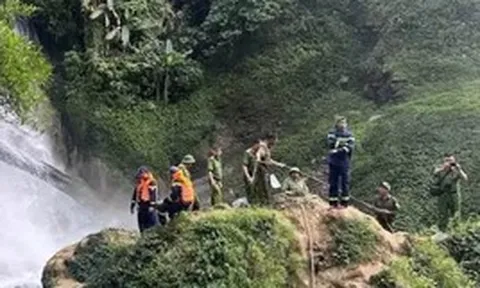 Một du khách mất tích khi tắm thác ở Tuyên Quang