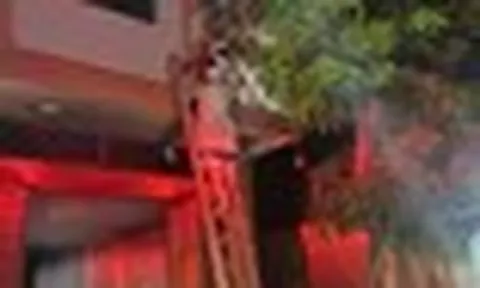 Hà Nội: Cảnh sát phá 'chuồng cọp', giải cứu 2 người mắc kẹt trong ngôi nhà 6 tầng bị cháy