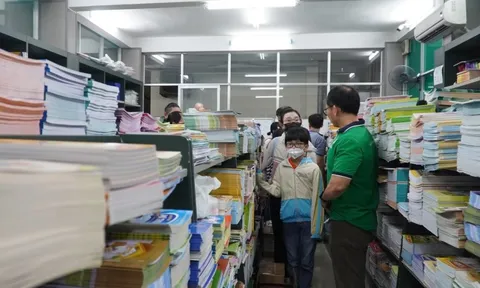 Cảnh báo chiêu trò đôn giá, mua đi bán lại sách giáo khoa tại TP.HCM