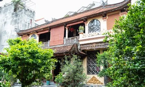 Ngôi nhà 110m2 cất giữ nhiều món đồ trăm năm tuổi của cụ ông U100 ở Hà Nội