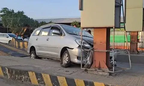 Ô tô chở 6 người mất lái đâm trạm thu phí cao tốc TPHCM - Trung Lương