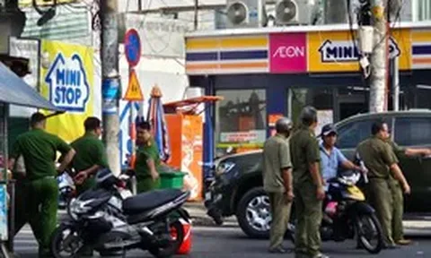 Cháy khách sạn ở TPHCM, nhiều người mắc kẹt