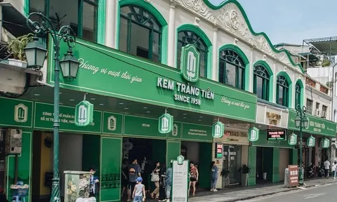 Kem Tràng Tiền sau khi phát đi thông báo mới nhất, người dân ai cũng muốn lưu lại một chút ký ức