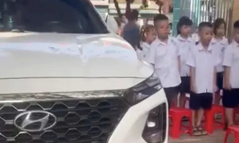 Ôtô đỗ chình ình giữa khu vực học sinh chào cờ, phường yêu cầu làm rõ
