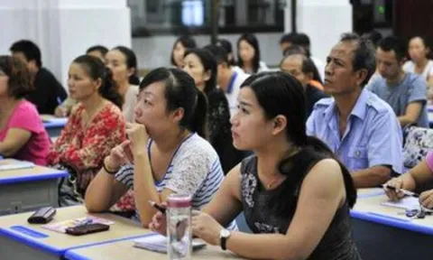 Mẹ Việt có con vào lớp 1 bức xúc ban phụ huynh, đầu năm học đã tự ý mua quà tặng 3 cô, đòi thu quỹ lớp 3 triệu/bé