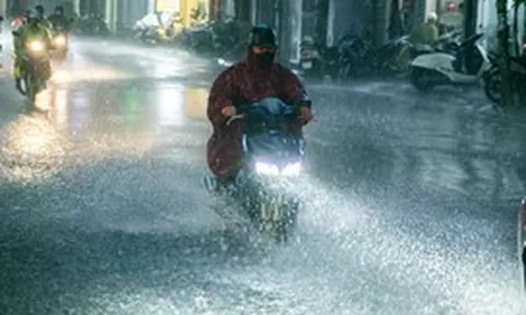 Không khí lạnh đầu mùa áp sát, Hà Nội có mưa lớn kèm sấm sét