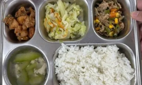 Cơm trưa 35 nghìn đồng của học sinh tiểu học Hà Nội, nhìn kỹ nhiều phụ huynh gửi ảnh cơm trường con mình để so sánh