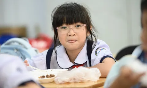 Trường TP.HCM chưa kịp tổ chức bán trú, cô ở lại chăm trò nghỉ trưa