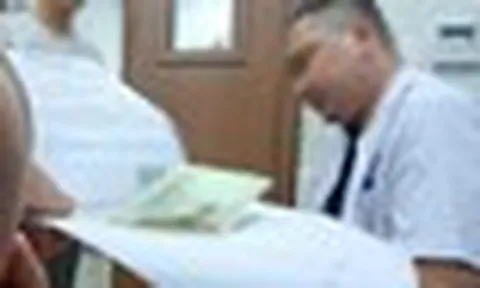 Vụ 'kẹp tiền' ở Bệnh viện E: Tạm đình chỉ quản lý Khoa Xạ trị