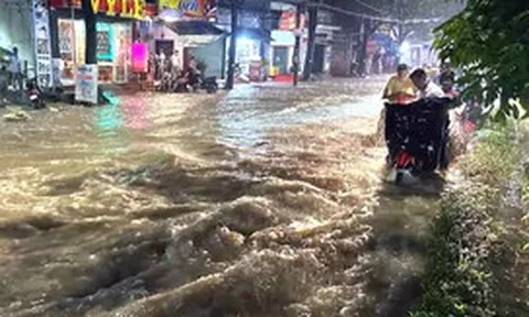 Mưa lớn khiến nhiều tuyến đường ở Đồng Nai ngập nặng, nước cuốn trôi xe máy
