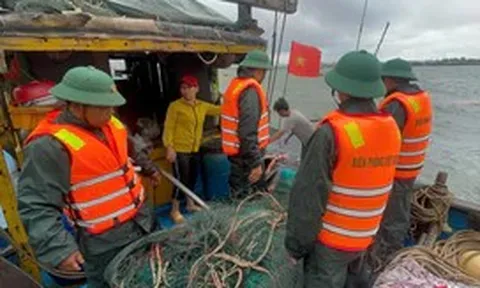Tàu cá tại Huế chìm, biển Thuận An nhiều đợt sóng lớn trắng xóa