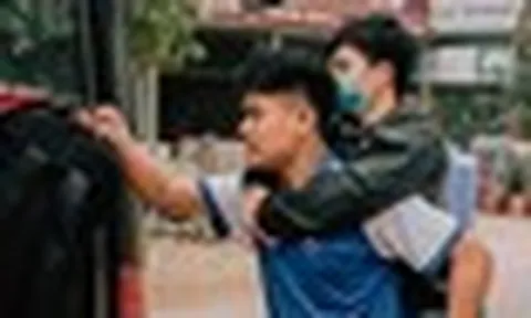 Nam sinh 10 năm cõng bạn đến trường vừa đỗ bác sĩ nội trú ĐH Y Hà Nội, 6 năm sau đã trở lại ngôi trường từng lỡ hẹn
