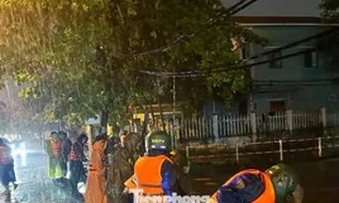 Đà Nẵng: Ngập sâu do mưa lớn, lực lượng chức năng khẩn cấp di dời dân trong đêm