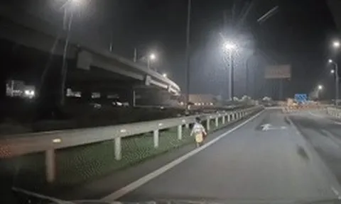 Bé trai đi lạc ở đường dẫn cao tốc lúc nửa đêm, tài xế dừng xe làm điều ấm lòng