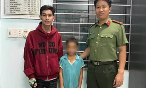 Bé trai 13 tuổi đi bộ hơn 100km tìm mẹ, được phát hiện một mình giữa trời mưa