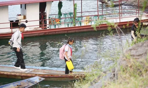 Phó thủ tướng chỉ đạo sau phản ánh học sinh đi thuyền tới trường