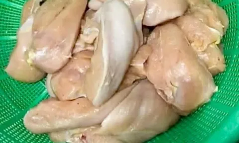 Phụ huynh phản ánh 'thịt gà có mùi lạ, tôm ươn' tại trường học Hà Nội