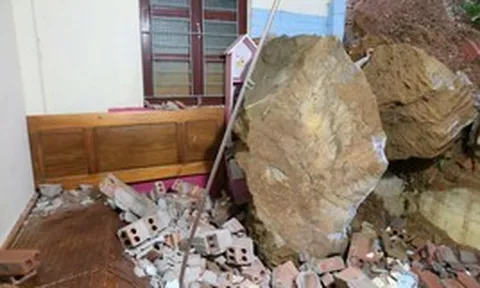 Mưa lớn gây sạt lở nhiều nơi ở Thanh Hoá, khối đá khổng lồ rơi trúng nhà dân