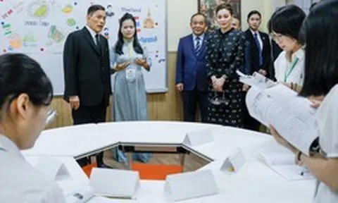 Nhà vua và Hoàng hậu Thái Lan dự lớp học tiếng Thái cùng sinh viên Việt Nam
