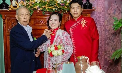 Cô dâu 40 tuổi bên chú rể kém 10 tuổi trong đám cưới ‘gây sốt’ ở Vĩnh Long