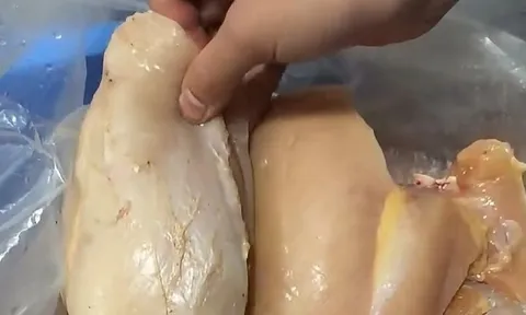 Lãnh đạo Hà Nội yêu cầu làm rõ vụ 'thịt gà có mùi lạ' vào trường học