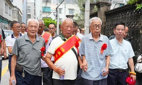 Cụ ông tìm người thân hơn 60 năm, đoàn tụ với 4 anh em ruột khi ngoài 80 tuổi