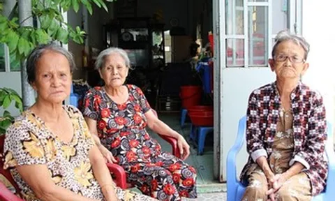 3 chị em lớn tuổi sống chung nhà, chăm nhau lúc đau bệnh, bớt cô đơn