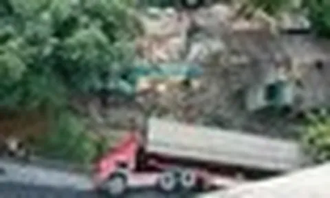 Xe đầu kéo lật ngang đè sập nhà dân ở Cao Bằng, 3 người tử vong tại chỗ