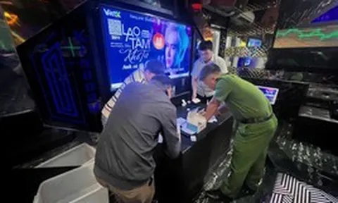 Công an bất ngờ kiểm tra quán karaoke Kingdom lúc 22 giờ