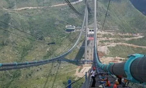 Gió bão giật cấp 14, giàn thép 21.000 tấn rung chuyển nhưng vẫn không dừng thi công, công trình 8.500 tỷ đồng hiện đại nhất thế giới tạo kỳ tích lớn