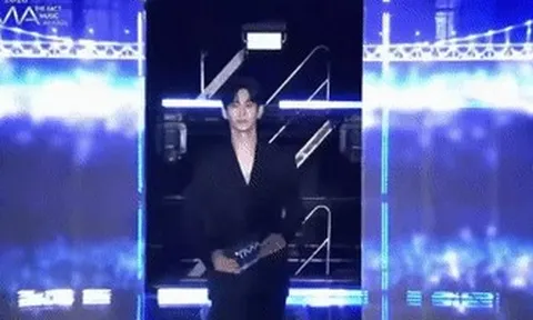 Kim Soo Hyun 'Nữ hoàng nước mắt' trao giải The Fact Music Awards 2026, fan phản ứng