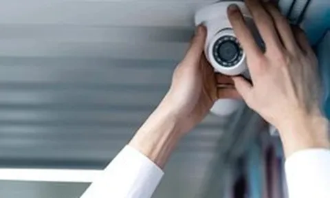 Công an phát thông báo nóng tới người dân đang lắp camera trong nhà